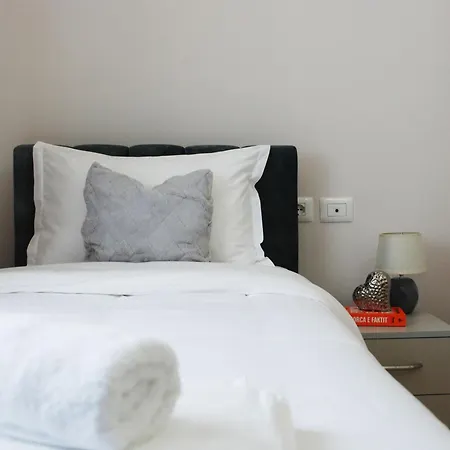 Lindi's 8/4 Apartment