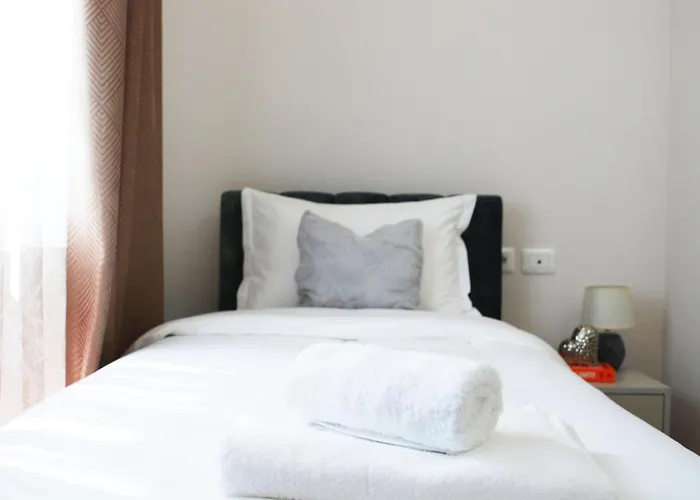 Lindi's 8/4 * Tirana